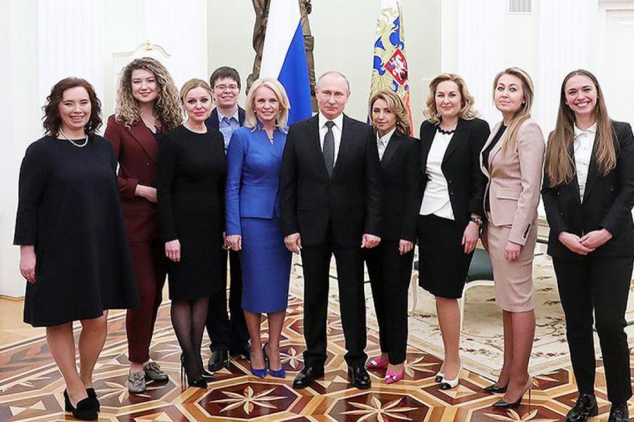 Путин рассмешил желавших сфотографироваться с ним девушек