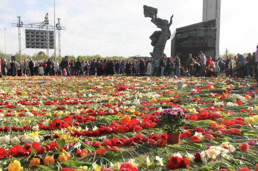 Домбрава поспешил заявить, что комиссия Сейма поддержала снос Памятника Победы