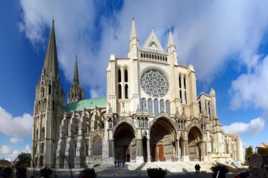 Десятки церквей осквернены по всей Франции