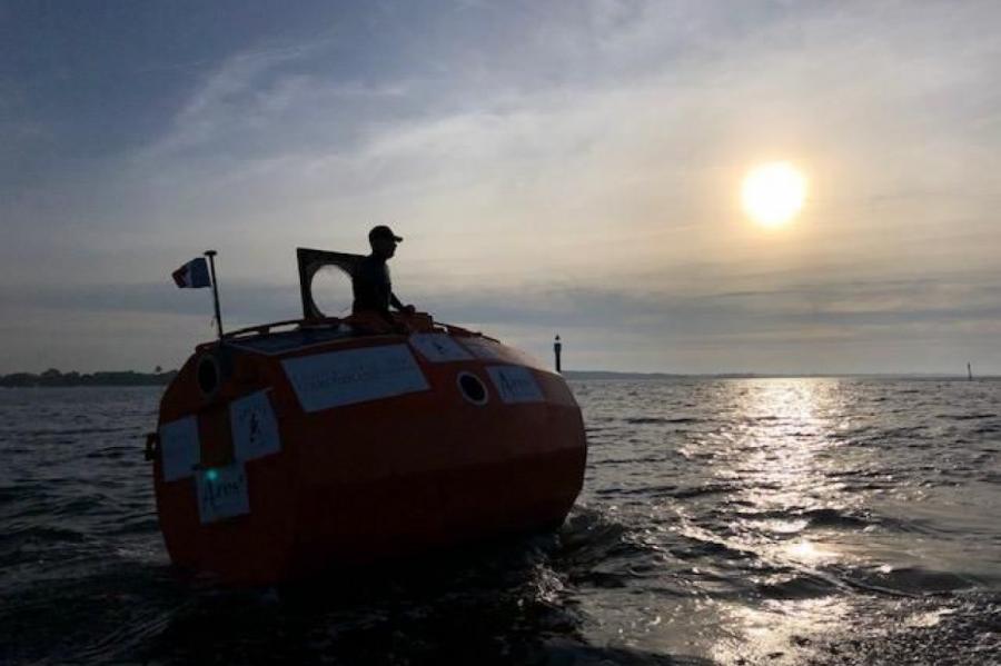 Французский пенсионер переплыл Атлантический океан в бочке