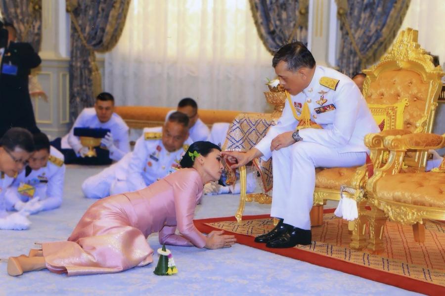 Король Таиланда вступил в брак с генералом