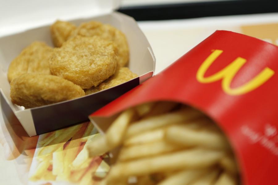 Мясо, сахар и соль: McDonald’s смертельнее табака