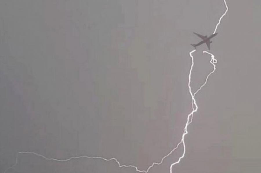 Почему удар молнии не опасен для самолета