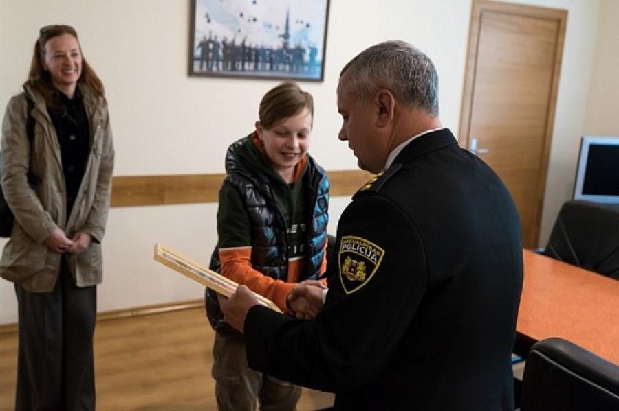 Полиция наградила 11-летнего мальчика, который помог раскрыть преступление