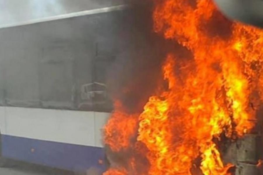 ЧП в Риге: огромным пламенем полыхает автобус «Ригас сатиксме» (+ФОТО, ВИДЕО)