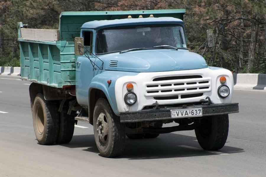 Почему ЗИЛ-130 в СССР красили строго в голубой цвет