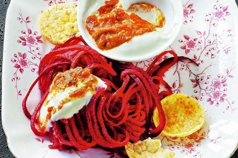 Для веганов: рецепт «спагетти» из свеклы