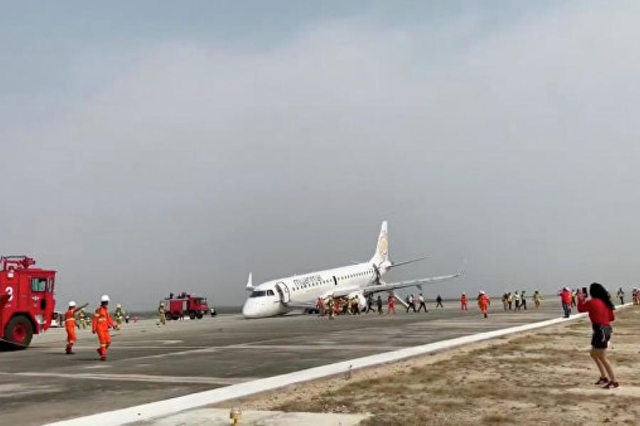 В Мьянме пассажирский самолет приземлился «на брюхо» из-за отказа шасси