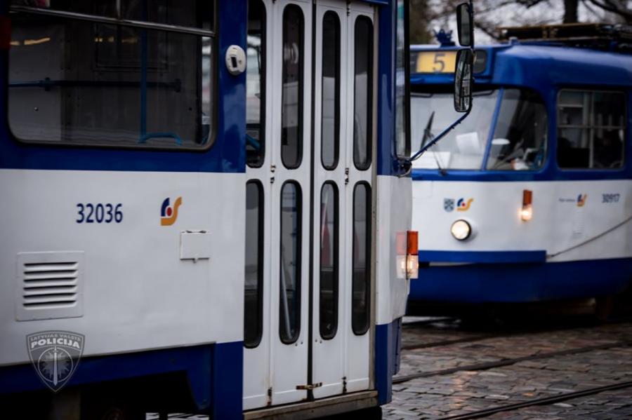 Кенгарагс: мужчина в трамвае начал самоудовлетворяться на глазах у детей