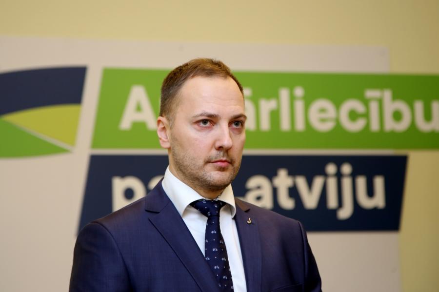 Министр признает нищету Латвии и мелочность СГД