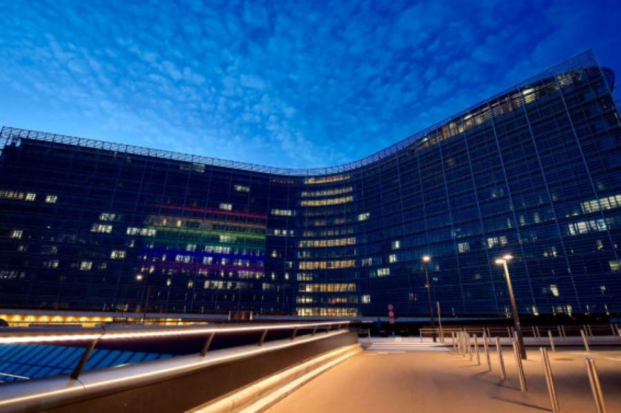 Здание Еврокомиссии в Брюсселе окрасилось в цвета ЛГБТ-флага