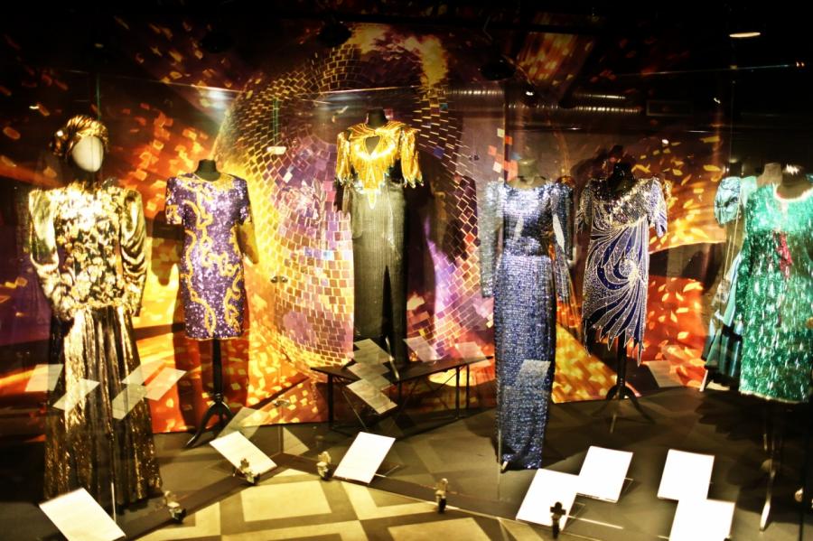 Модный блеск 80-х: в Ригу прибыли наряды Готье, Пугачёвой и «Ригас модес»