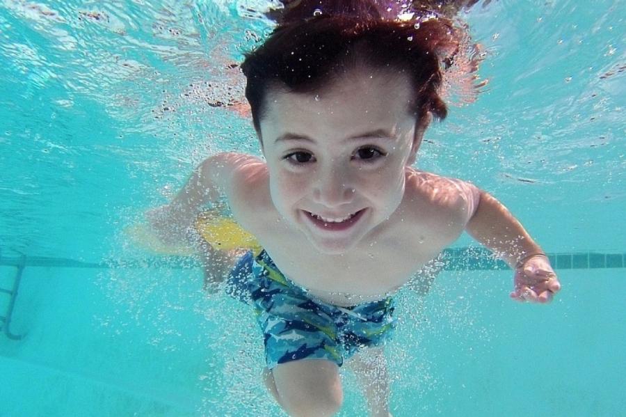 Как научить ребенка плавать (спойлер: к отпуску как раз успеешь)