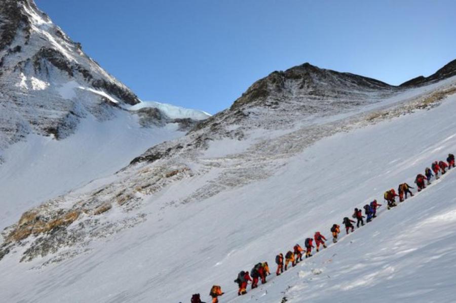 На Эвересте образовалась пробка из людей, один из туристов погиб