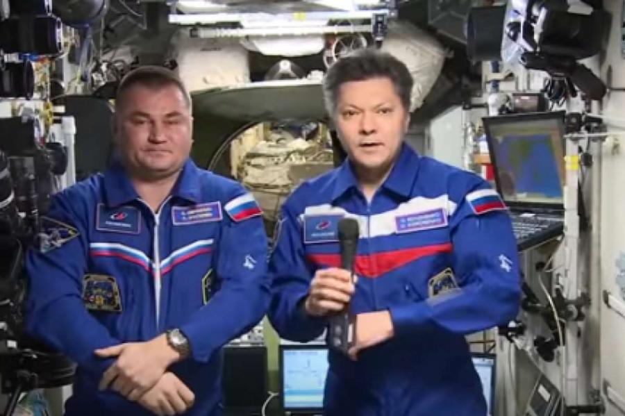 Российские космонавты забрали провисевшее в космосе 10 лет полотенце