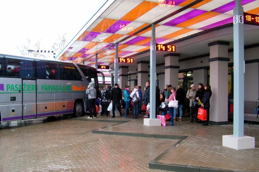 Министерство перегоняет пассажиров из латвийских автобусов в вагоны