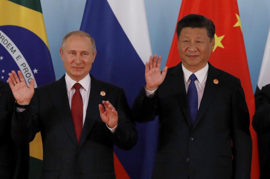 Си Цзиньпин чуть не упал рядом с Путиным