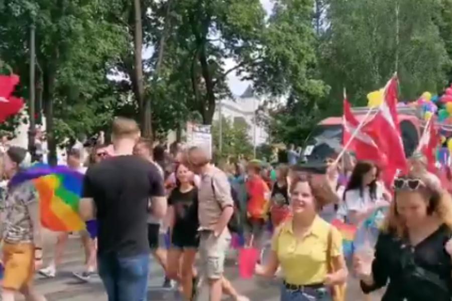 Патриоты в шоке: у участников прайда что-то святое есть?! Это ведь флаг Латвии!