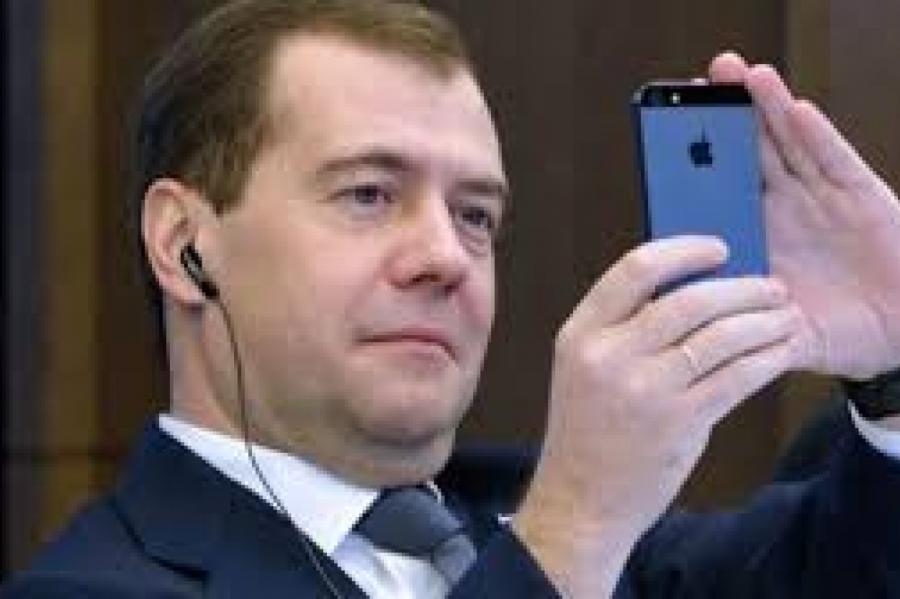 Аккаунт Медведева в Twitter взломали арабы?