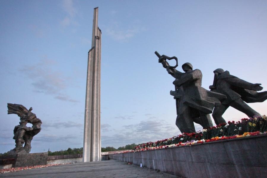 Вы позорите память латышей, воевавших с фашизмом! КПРФ о сносе памятника в Риге