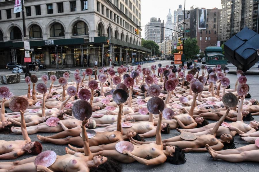 В Нью-Йорке прошла массовая акция против цензуры женских сосков в интернете