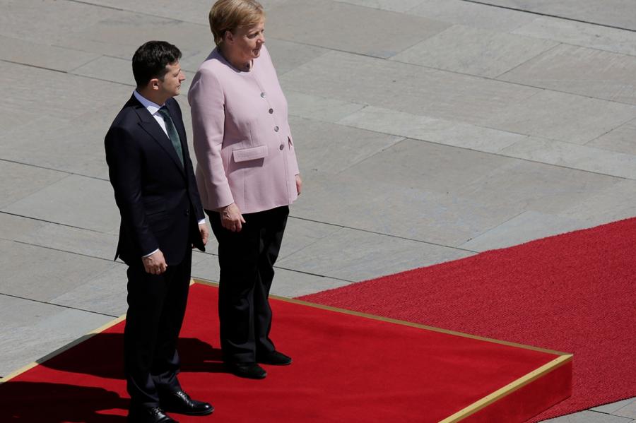 «Тремор или Паркинсон»: что случилось с Меркель на встрече с Зеленским