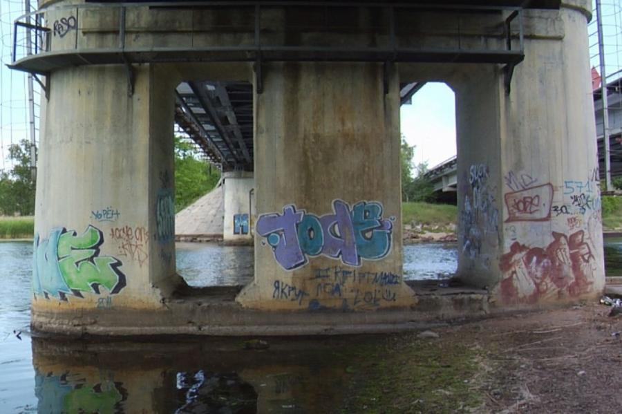 В Болдерае у моста обнаружено тело убитой школьницы: голая, в воде, избита