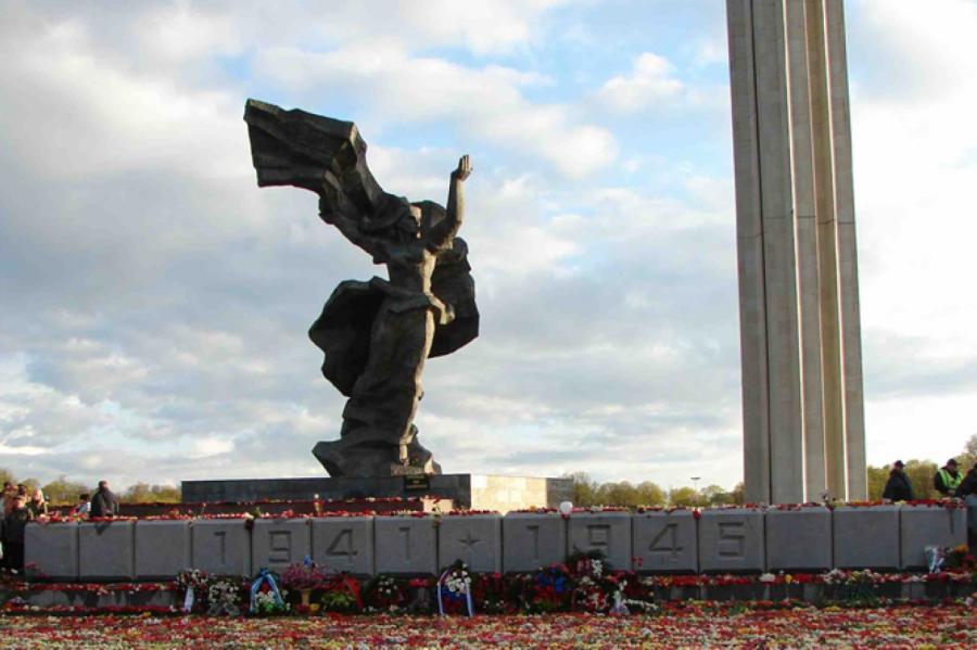 Эмигрирующая Даце Мелбраде рассказала, что делать с памятником Освободителям