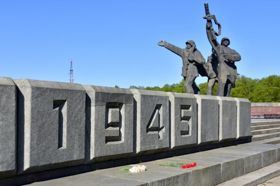 Русских Латвии призывают выйти и «защищать памятник физически»