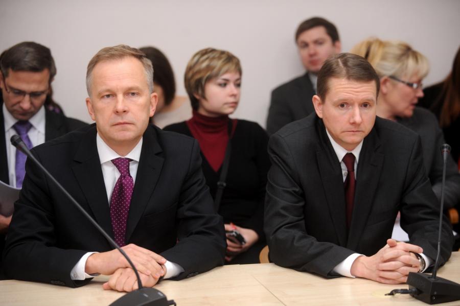 Двум латвийским госслужащим заплатили 159 000 евро — чтобы они не работали