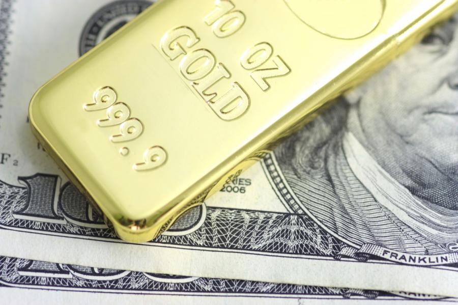 Это может плохо закончиться: страны меняют доллары на золотые слитки