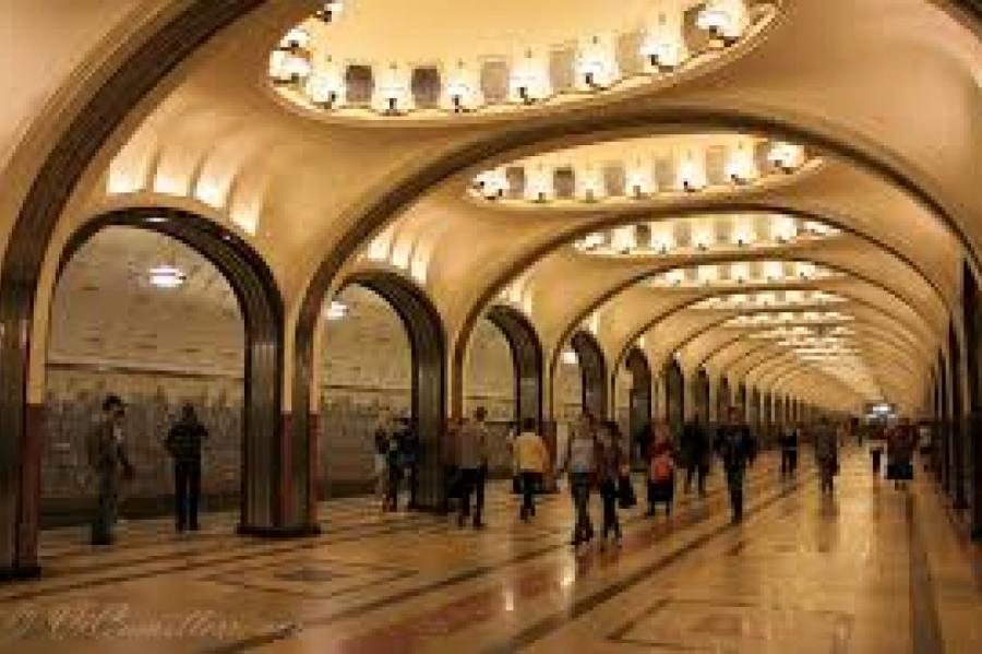 Женщина разделась в московском метро, чтобы мужчина уступил ей место