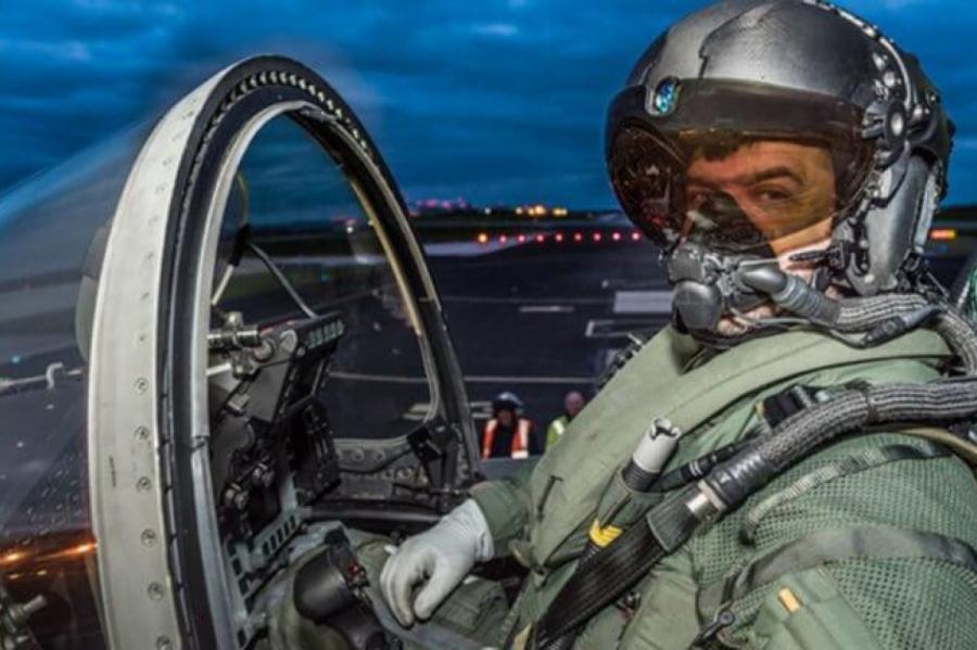 Новый шлем летчика позволяет видеть сквозь самолет