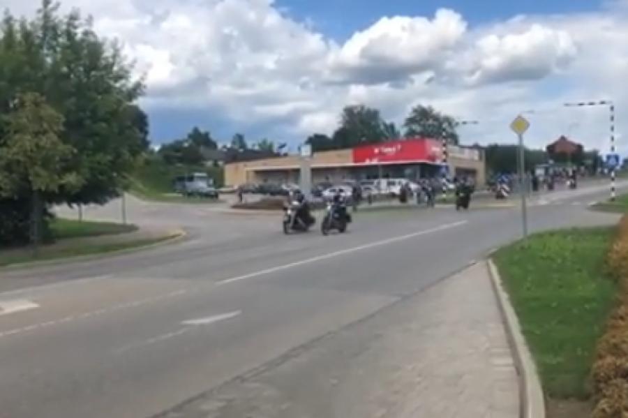 ВИДЕО: во время мото фестиваля в Екабпилсе мотоциклист сбил пешехода
