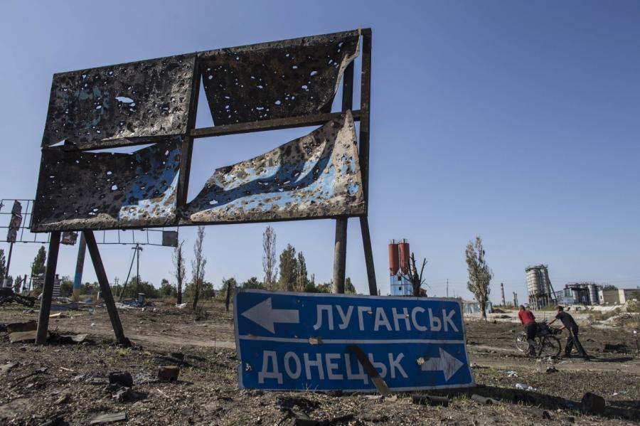 Кругом дыры, ни одного окна нет: как живут в Донбассе под обстрелами