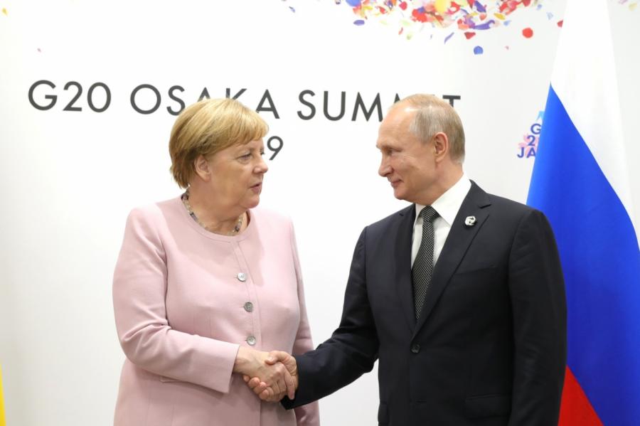 Россия и Германия могут раздавить Латвию в дружеских объятиях