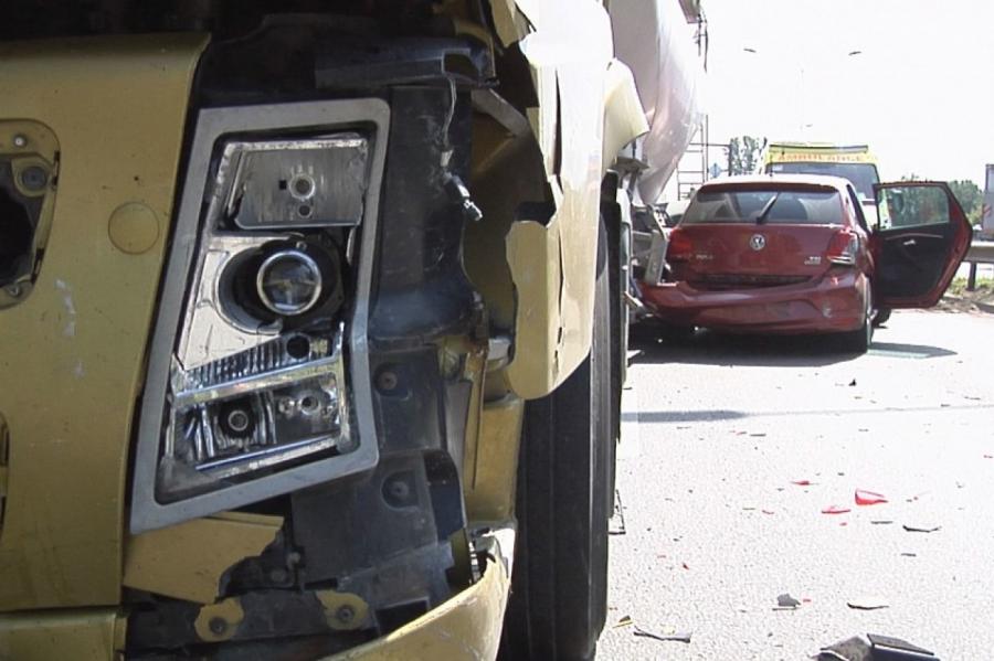 ЧП в Риге: грузовик протаранил «Volkswagen» с матерью и маленьким ребенком
