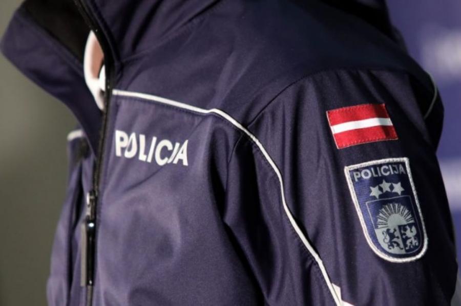 Двое полицейских Латвии обвиняются в нанесении телесных повреждений задержанному