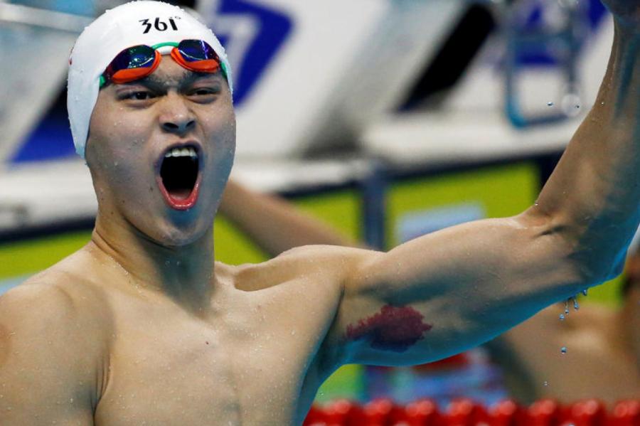 Китайский пловец набросился на соперника, отказавшегося его поздравлять (видео)