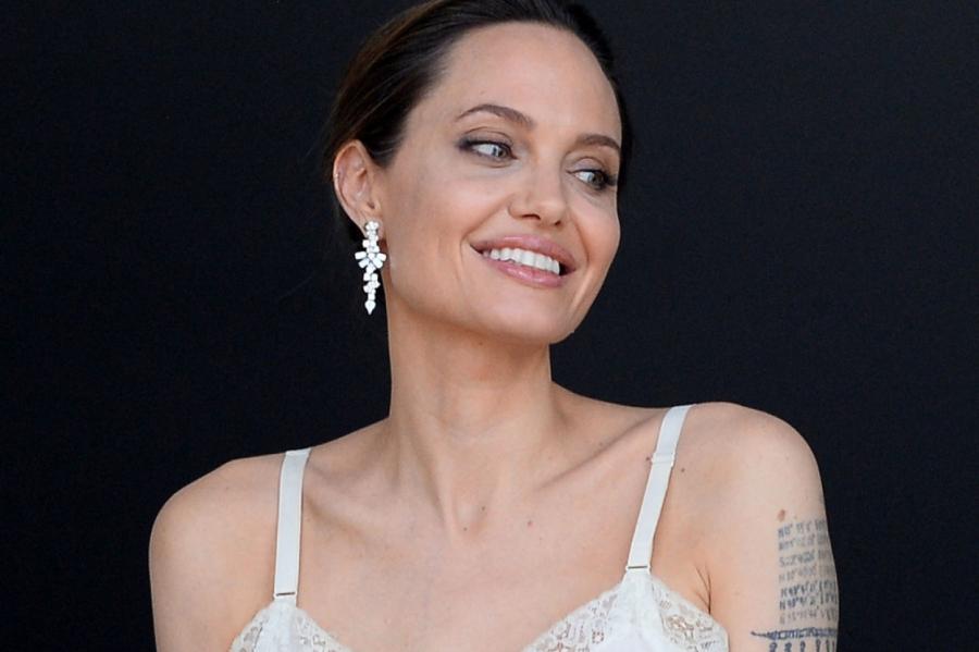 Анджелина Джоли снялась для глянца и рассказала о современных «ведьмах»