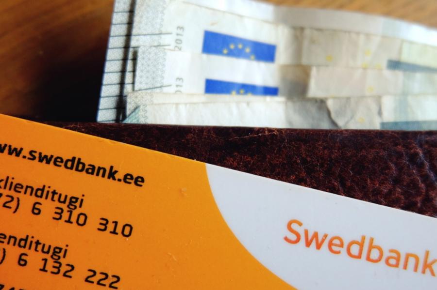 Клиенты Swedbank не смогут пользоваться кодовыми картами