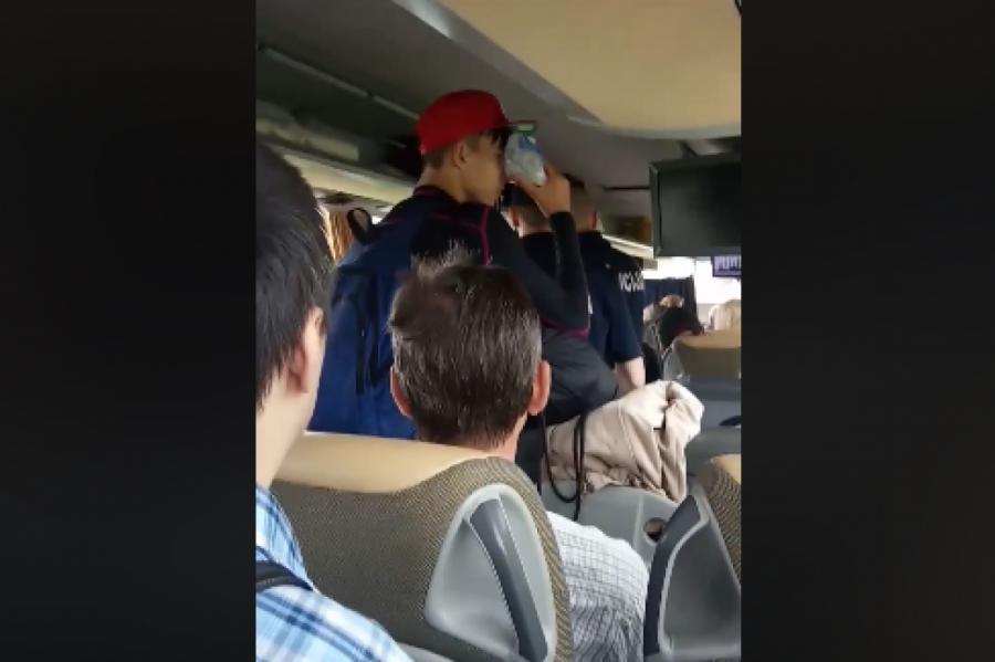 Разбитый нос и арест: пассажир автобуса Рига-Даугавпилс жестко проучил подростка