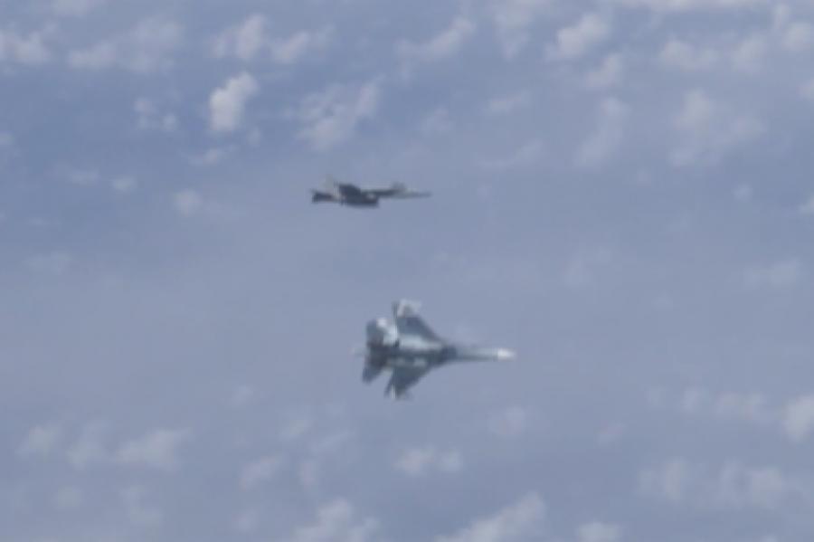 От самолета Шойгу отогнали истребитель НАТО