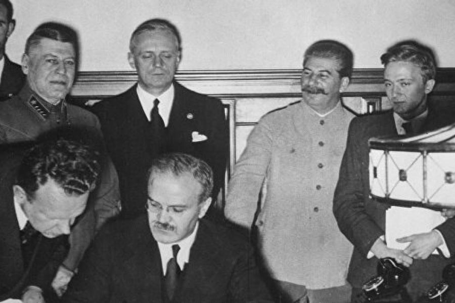В Москве рассекретили, почему Гитлер отдал Прибалтику Сталину
