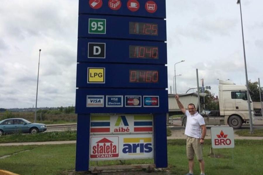 Мы кормим армию чиновников! Латвийца удивили цены на топливо в Литве