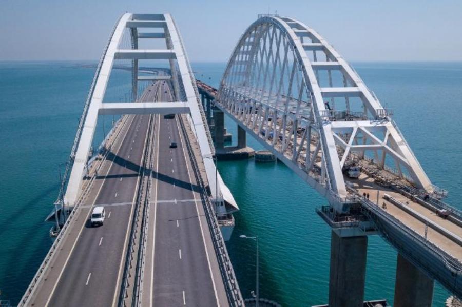 Крымский мост разносят на части