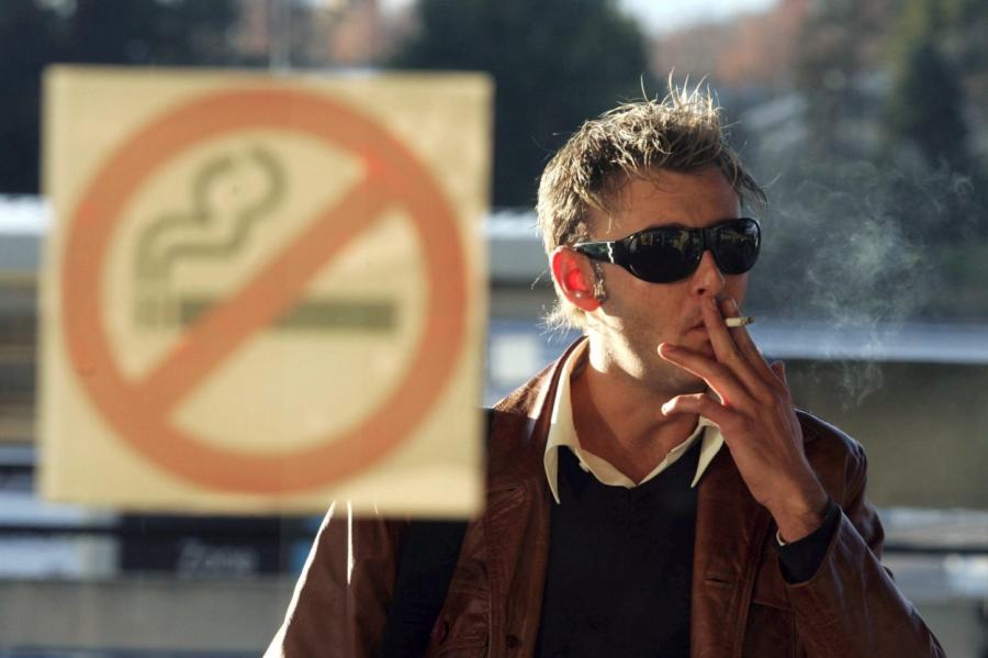 Штраф за курение в Латвии хотят увеличить — до 100 евро