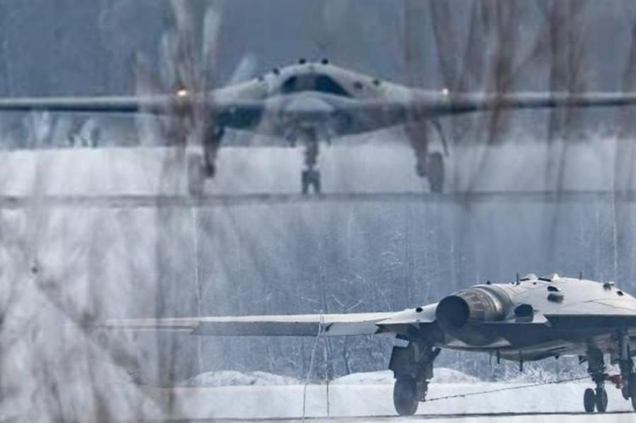 В России показали полет беспилотника «Охотник» в паре с истребителем