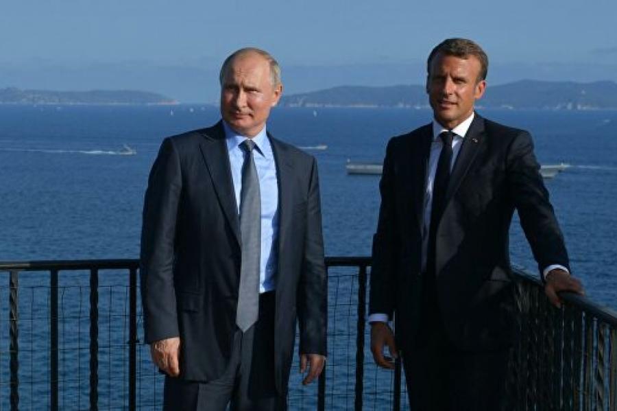 Комплимент или колкость? Путин похвалил «великолепный загар» Макрона