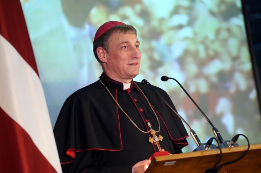 Архиепископ Латвии на мессе обрушился с критикой на власть